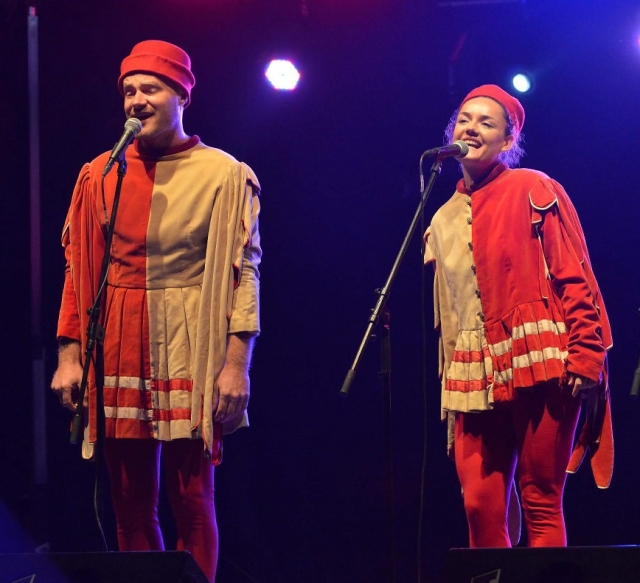 3d722d08-nocnakarlstejnee.jpg